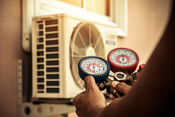 Professional Hvac technician working in Thousand Oaks, CA